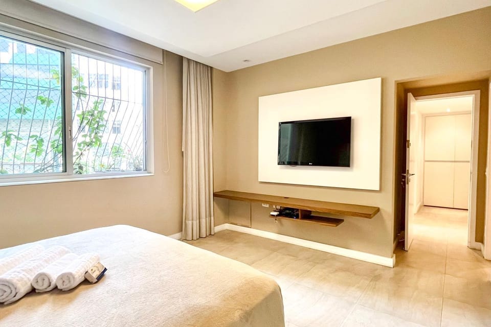 Bed, TV and multimedia, Photo of the whole room, Bedroom, towels
