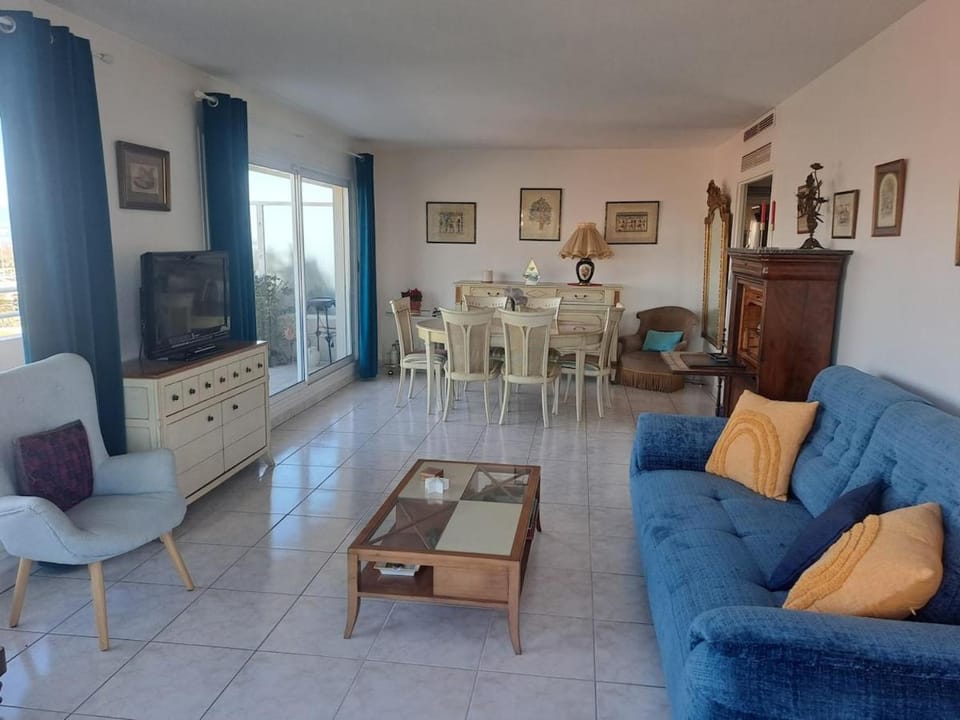 TV and multimedia, Living room, Dining area