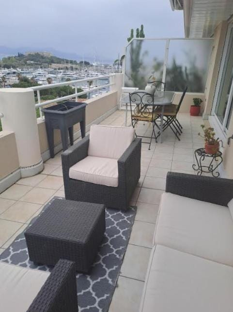 View (from property/room), Balcony/Terrace, Dining area, Mountain view