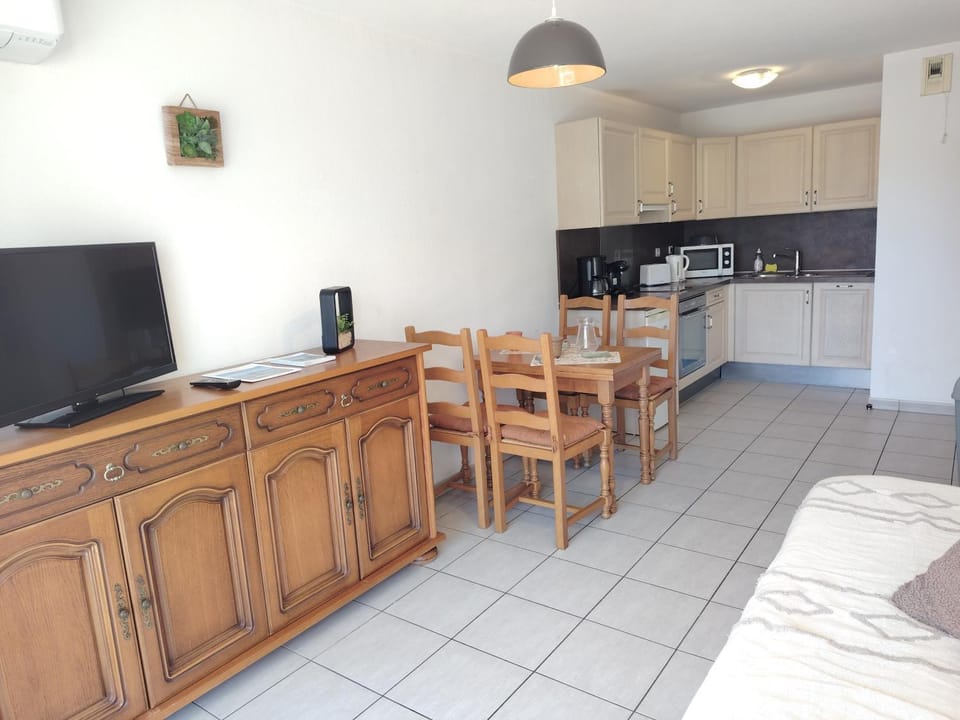 TV and multimedia, Kitchen or kitchenette, Living room, Seating area, Dining area, dishwasher, oven, stove
