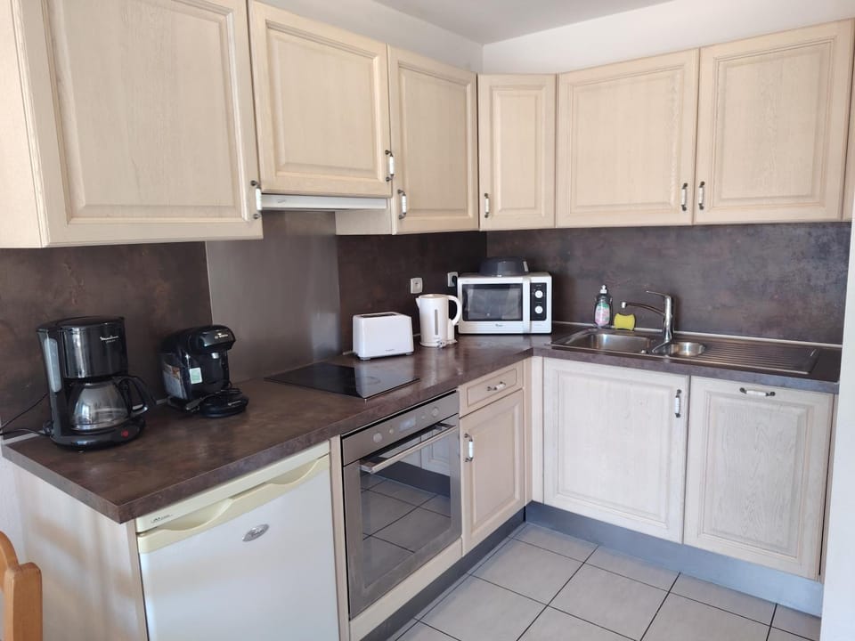 Coffee/tea facilities, Kitchen or kitchenette, dishwasher, oven, stove, toaster