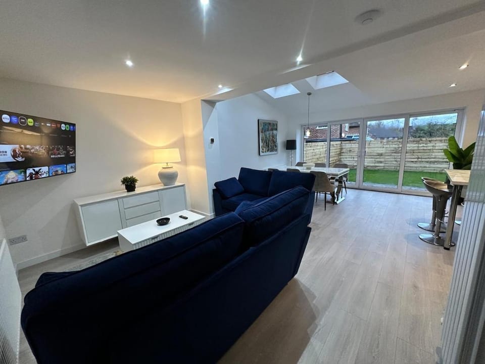 Communal lounge/ TV room, Living room, Seating area