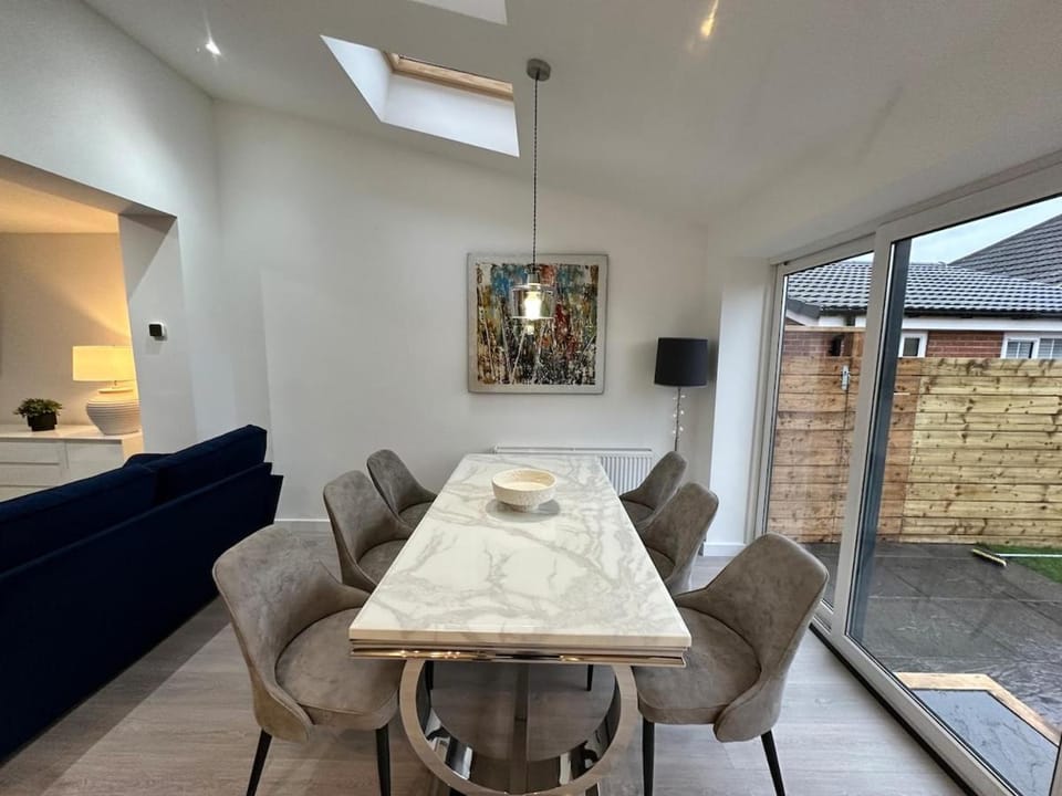 Seating area, Dining area