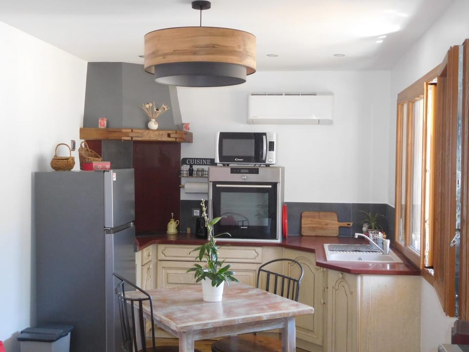 Kitchen or kitchenette, pet friendly, stove
