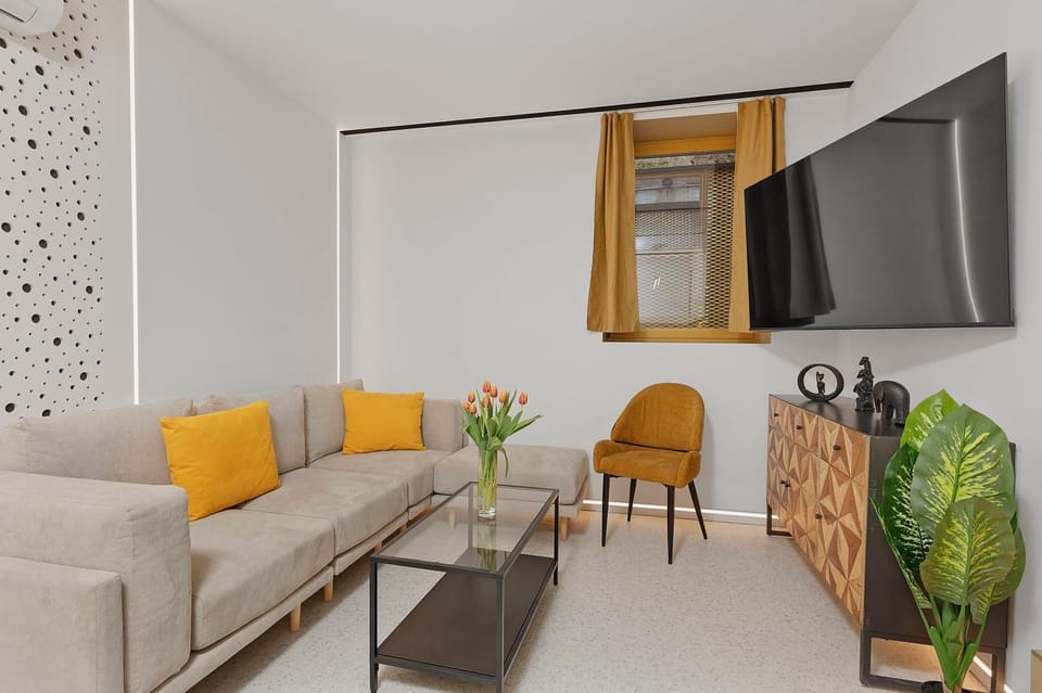 Communal lounge/ TV room, TV and multimedia, Living room, Seating area, Evening entertainment