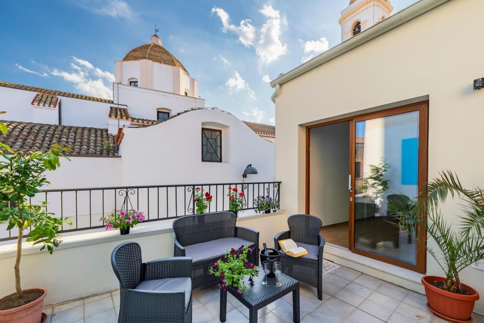 Communal lounge/ TV room, Balcony/Terrace