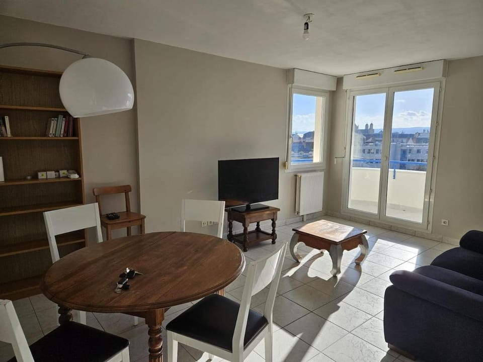 TV and multimedia, Living room, Seating area, Dining area