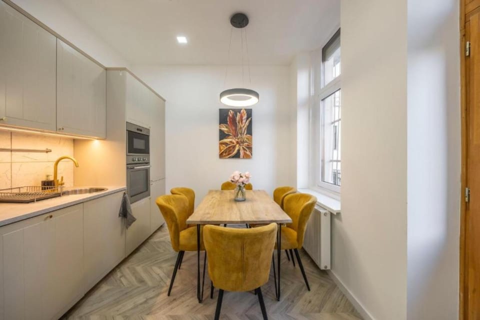Kitchen or kitchenette, Seating area, Dining area