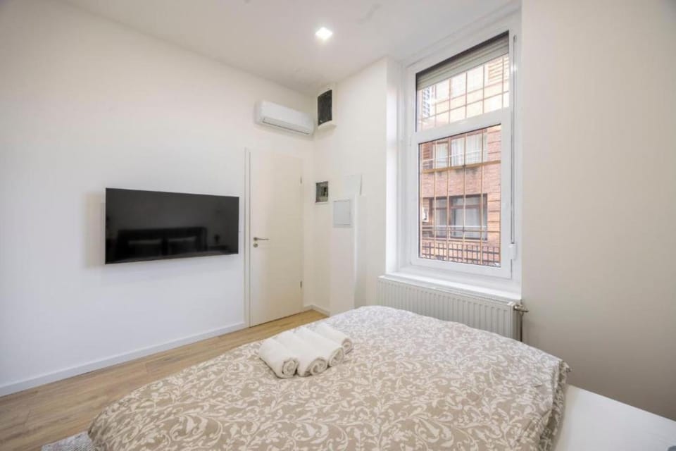 Bed, TV and multimedia, Bedroom, air conditioner
