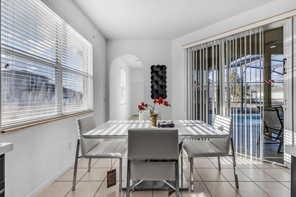 4BR Modern Home in Kissimmee Sleeps 10 with Heated Pool and BBQ Villa in Poinciana