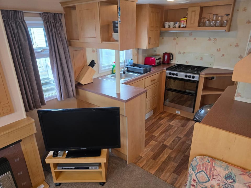 TV and multimedia, Kitchen or kitchenette, oven, stove, toaster