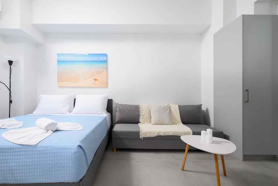 Bed, Photo of the whole room, Seating area, towels
