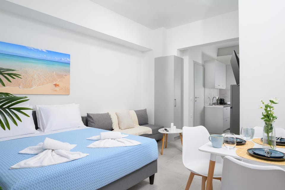 Bed, Photo of the whole room, Dining area, towels