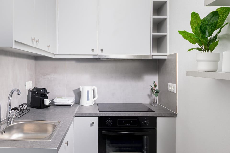 Coffee/tea facilities, oven, toaster