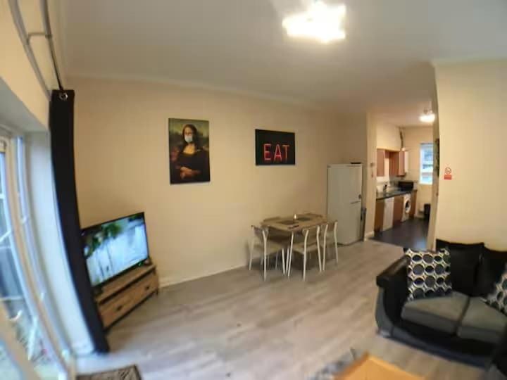 4 Double bedrooms,6 beds, free Wi-Fi, free parking House in Boston