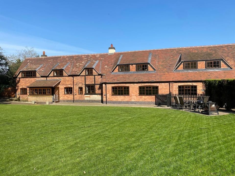 8 BR Luxury Farmhouse | Tennis Court & EV Charging Country House in Coventry