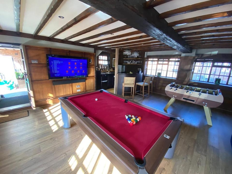 8 BR Luxury Farmhouse | Tennis Court & EV Charging Country House in Coventry