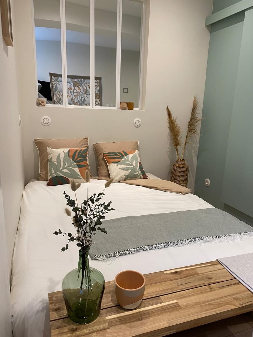 Bed, Photo of the whole room, Bedroom
