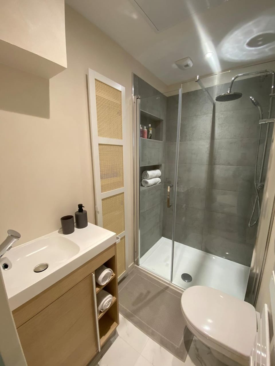Shower, Toilet, Bathroom, towels