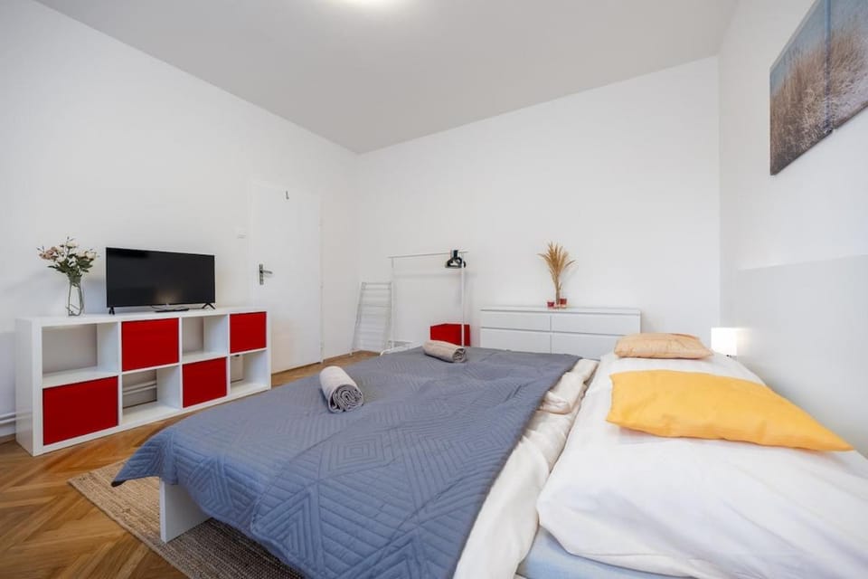Bed, TV and multimedia, Photo of the whole room, Bedroom
