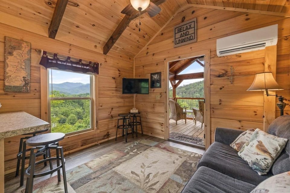 Cedar Heights Tiny House Log Cabin Cabin in Bryson City