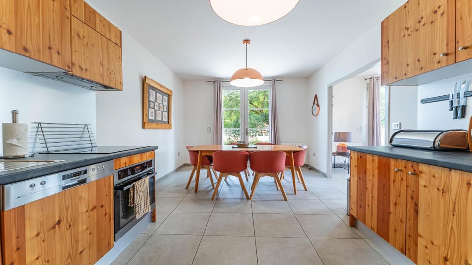 Kitchen or kitchenette, Dining area, dishwasher, oven, toaster