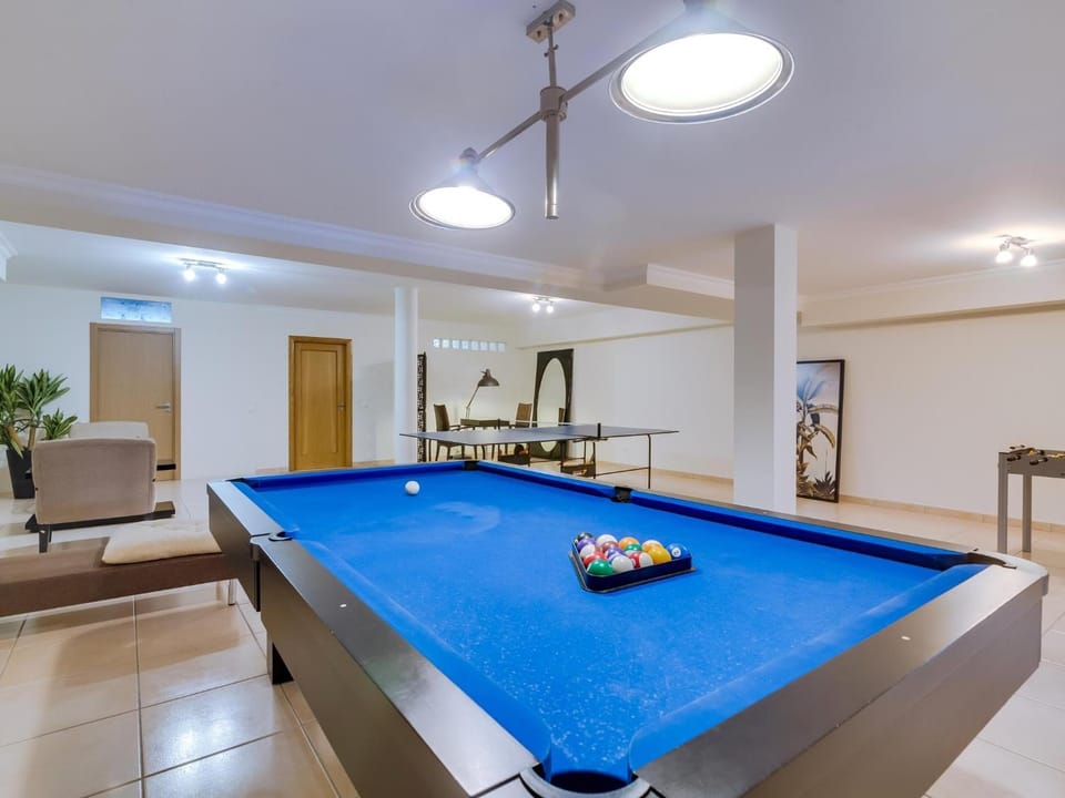 Billiard, Game Room