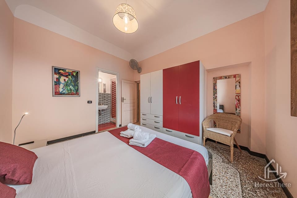 Photo of the whole room, Bedroom, towels, wardrobe
