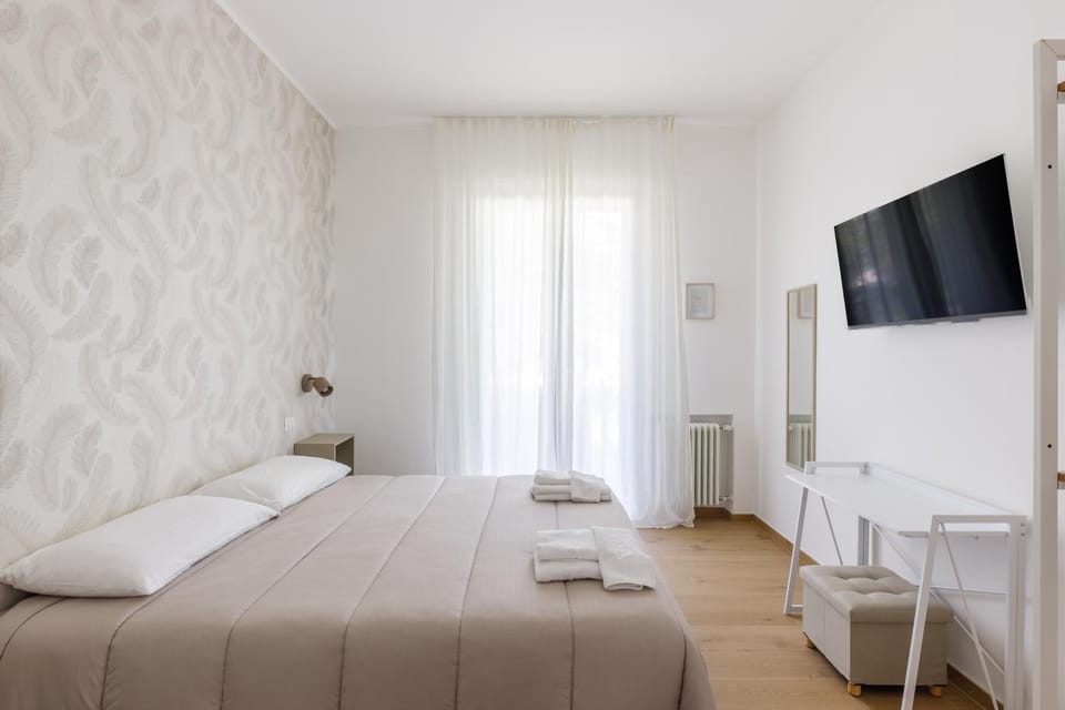 Bed, TV and multimedia, Photo of the whole room, Bedroom, towels