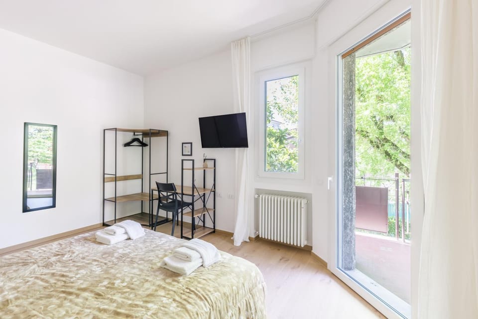 Bed, TV and multimedia, Photo of the whole room, Bedroom, internet, towels, wardrobe, air conditioner