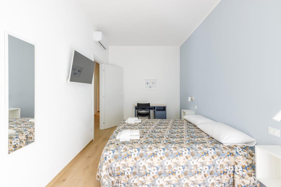 Bed, TV and multimedia, Photo of the whole room, Evening entertainment, Bedroom