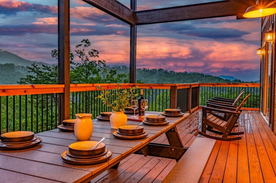 View (from property/room), Balcony/Terrace, Dining area, Mountain view