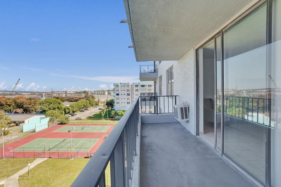 Miami Gardens King Studio Near Hard Rock - 708 Apartment in Golden Glades