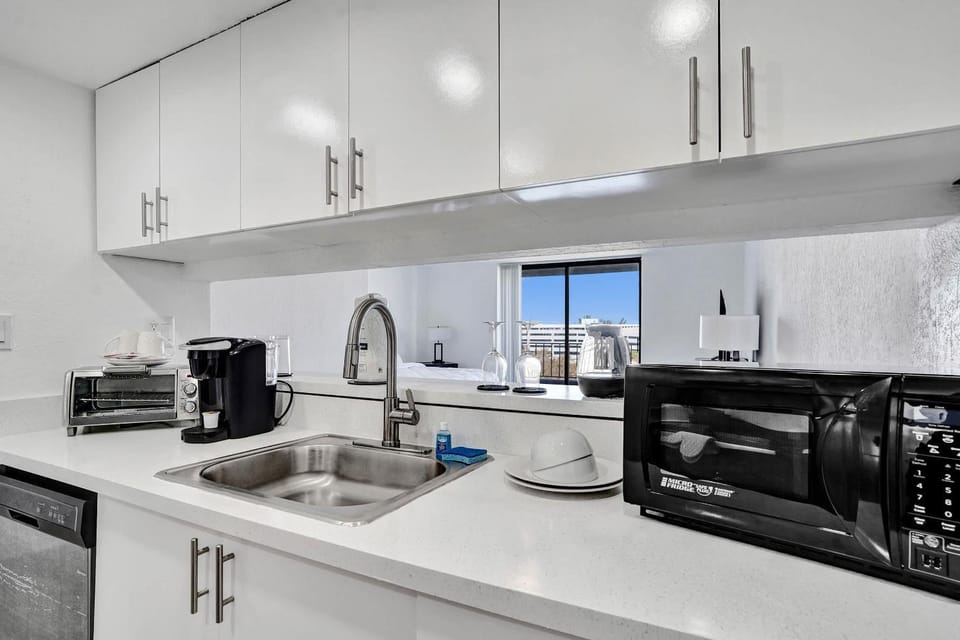 Miami Gardens King Studio Near Hard Rock - 708 Apartment in Golden Glades