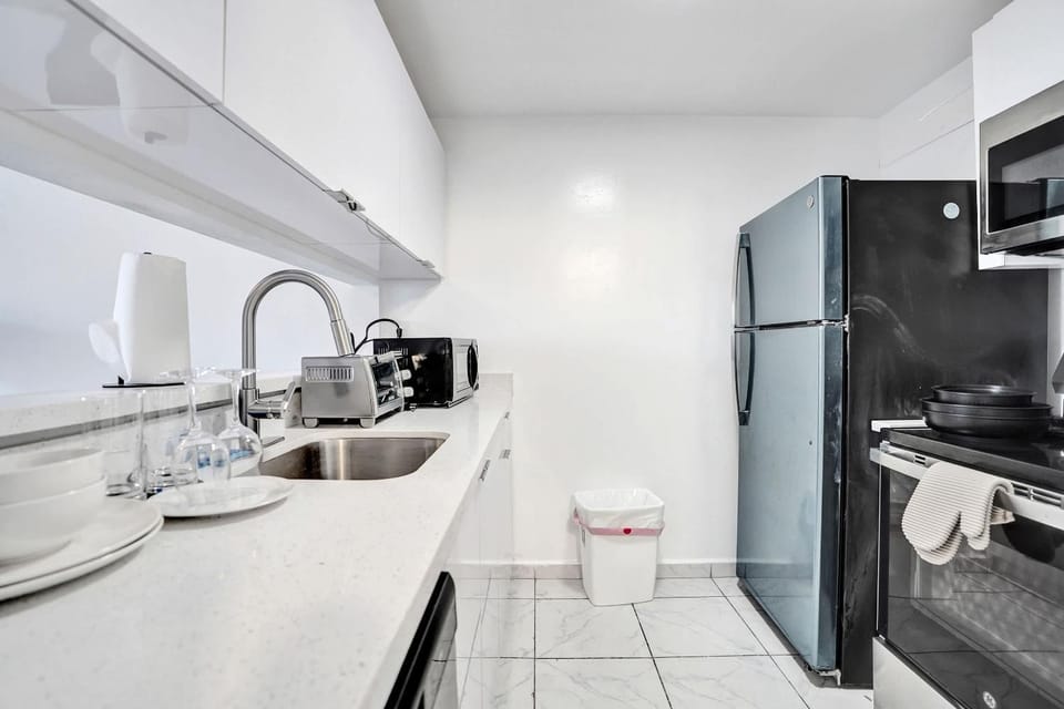 Cozy Miami Gardens Studio King Bed & Tub - 208 Apartment in Golden Glades