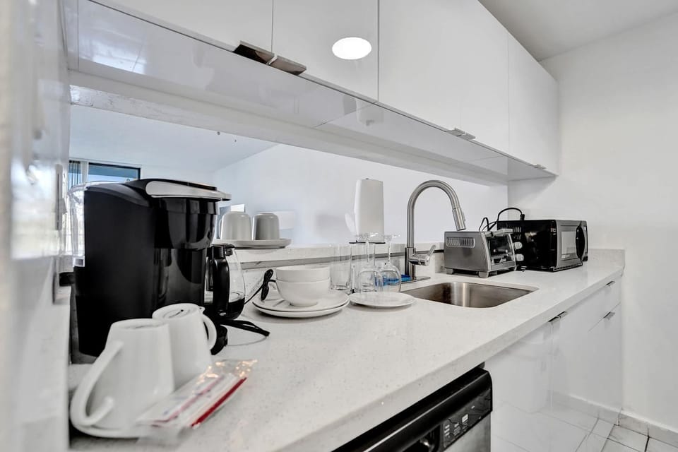 Cozy Miami Gardens Studio King Bed & Tub - 208 Apartment in Golden Glades