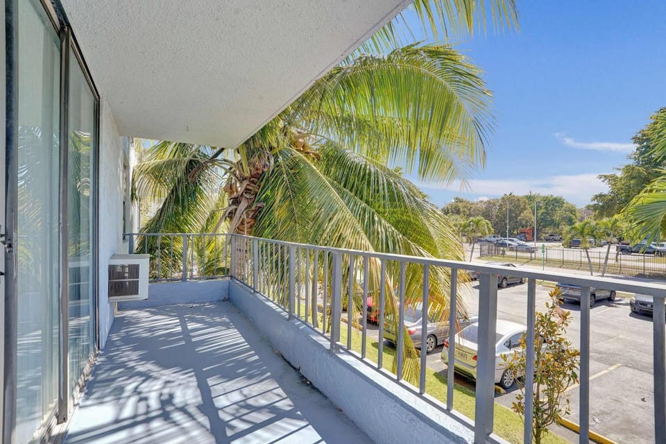 Modern Miami Studio w King & Tub - 205 Apartment in Golden Glades
