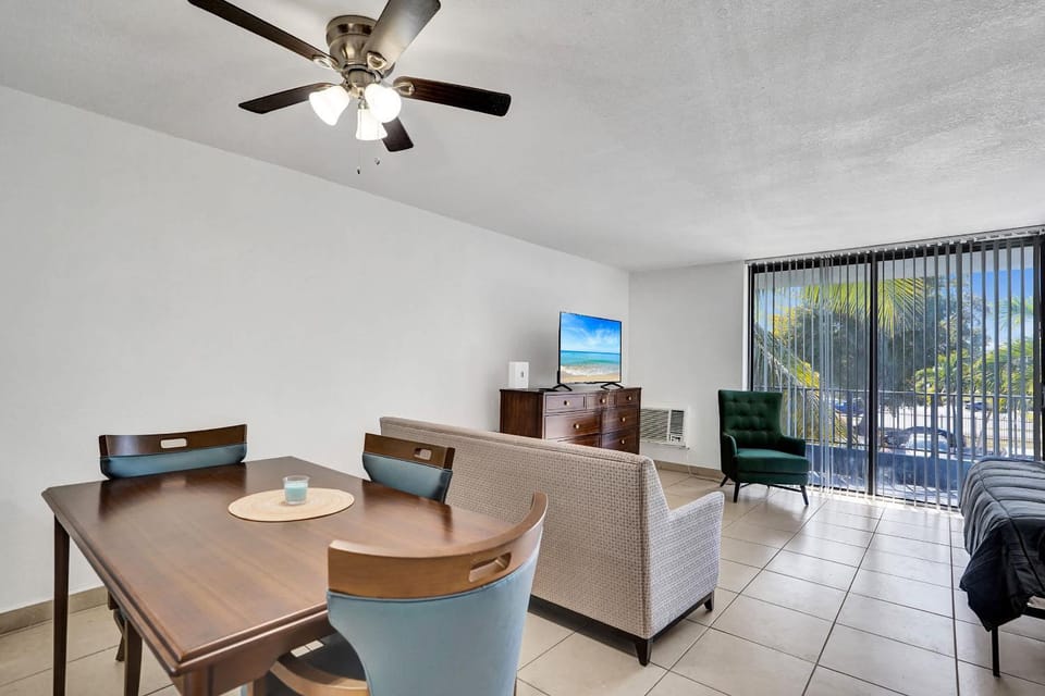 Modern Miami Studio w King & Tub - 205 Apartment in Golden Glades