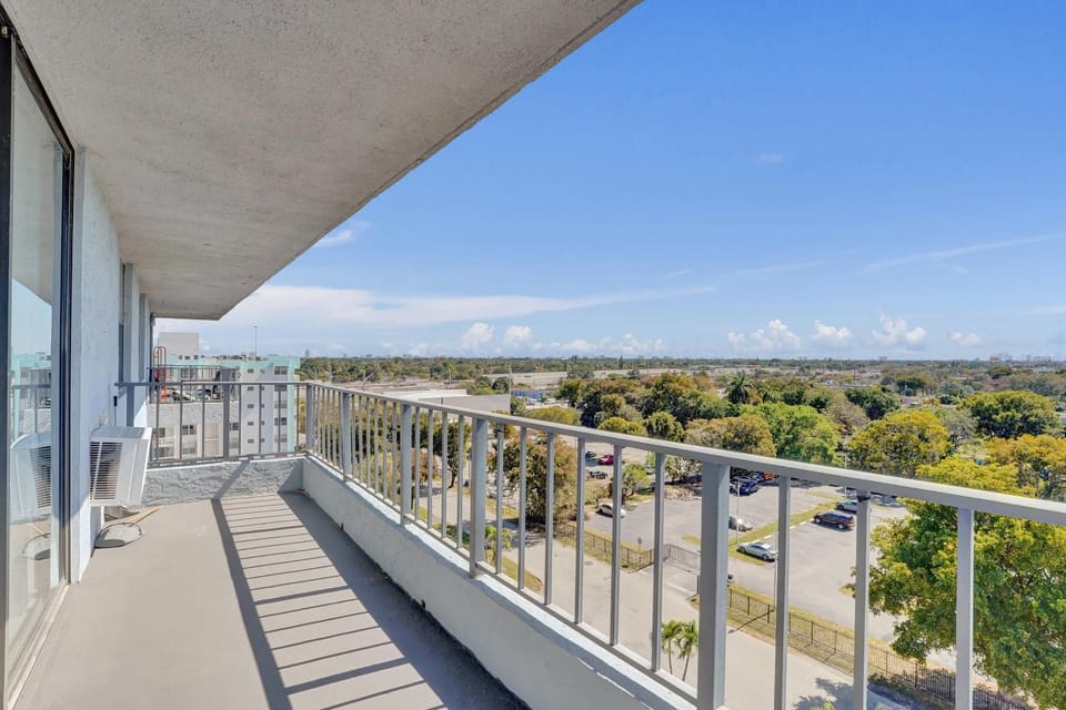King Studio in Miami Gardens wSoaking Tub - 905 Apartment in Golden Glades