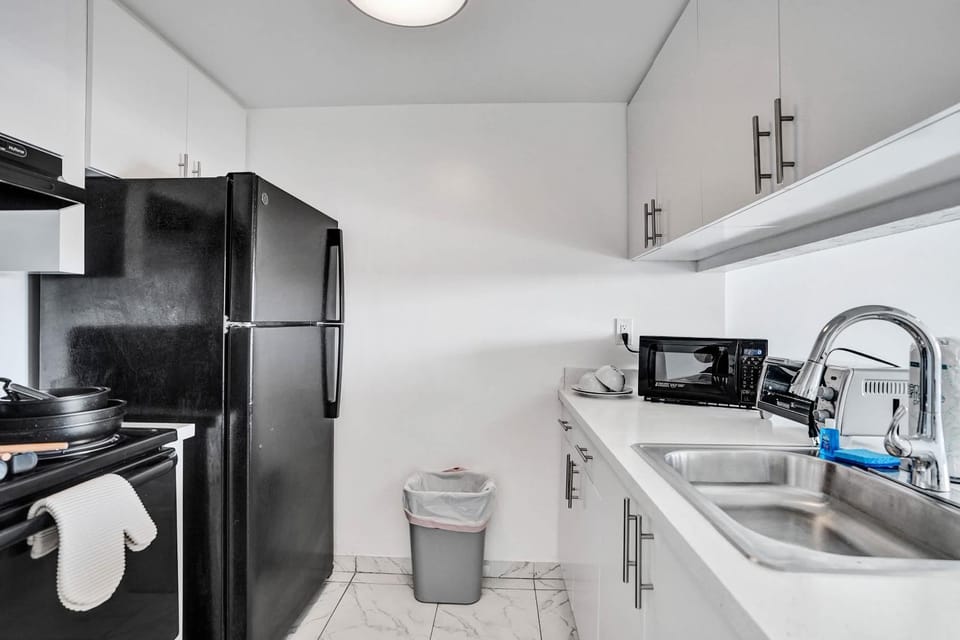 King Studio in Miami Gardens wSoaking Tub - 905 Apartment in Golden Glades