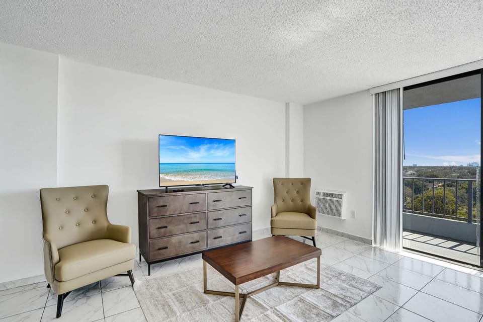 King Studio in Miami Gardens wSoaking Tub - 905 Apartment in Golden Glades