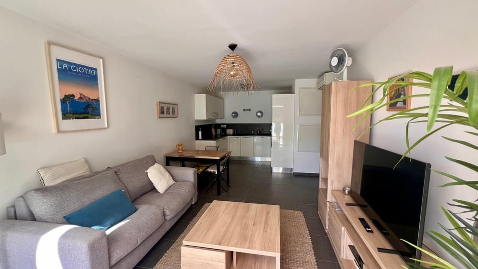 TV and multimedia, Kitchen or kitchenette, Living room, Seating area, Dining area, oven, stove