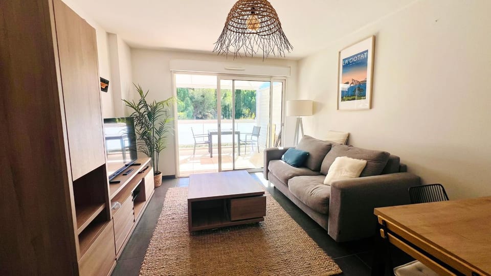 Communal lounge/ TV room, TV and multimedia, Living room, Decorative detail, Seating area, storage