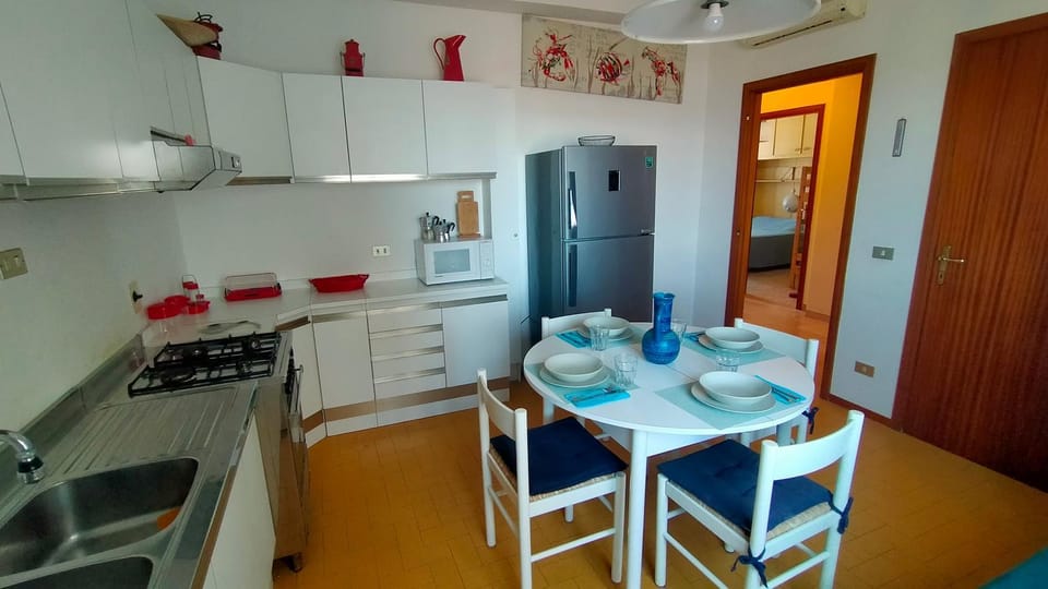 BILOCALE IN PIAZZA A NUMANA VISTA MARE BELLISSIMA - cod 485 House in Numana