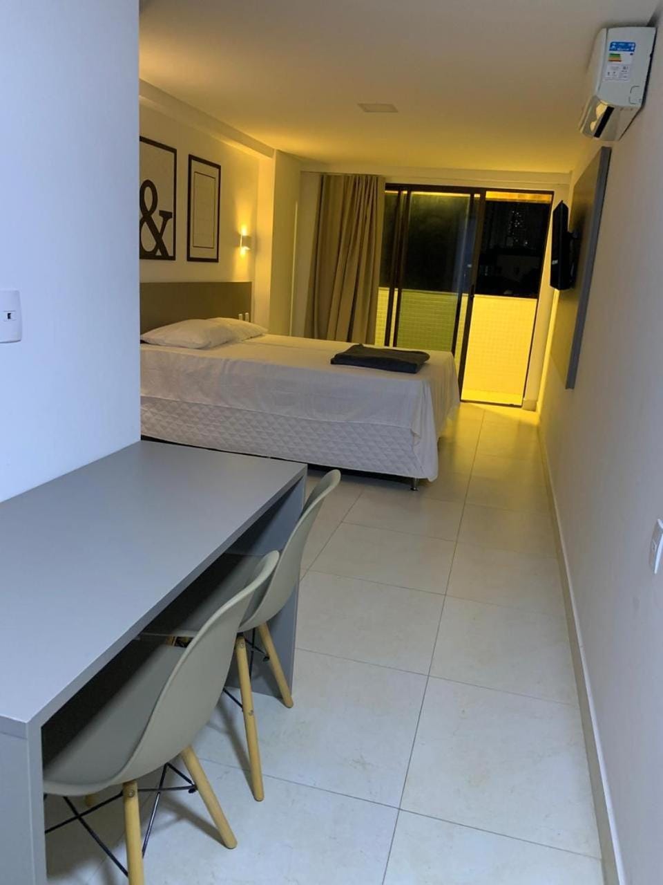 Bed, TV and multimedia, Photo of the whole room, Dining area, Bedroom