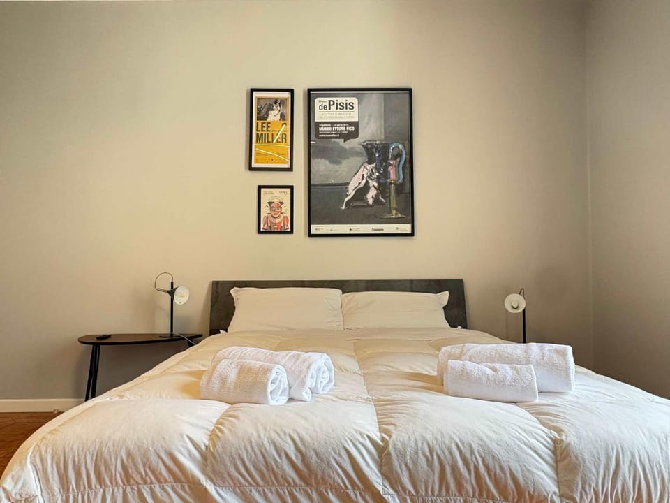 Bed, towels