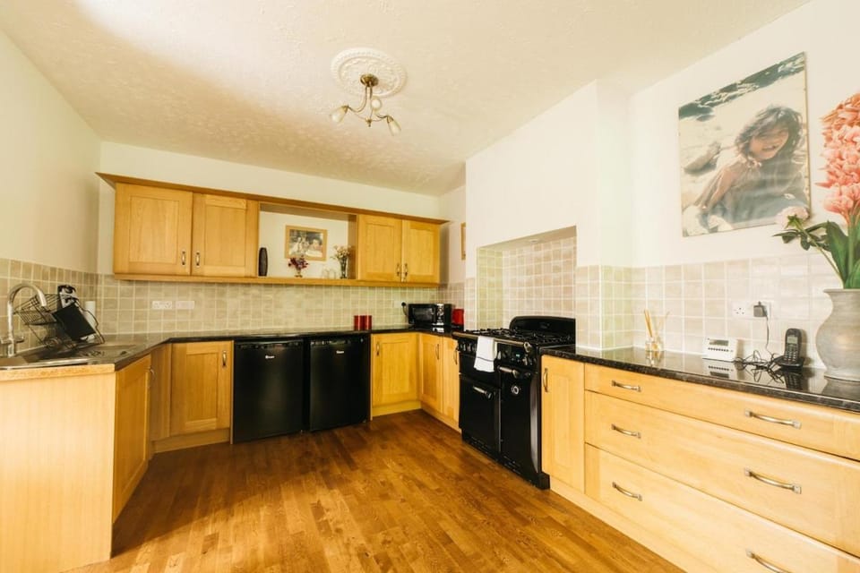 Chesterfield - Friendly Two-Bedroom Home with Leafy Garden & Parking House in Bristol
