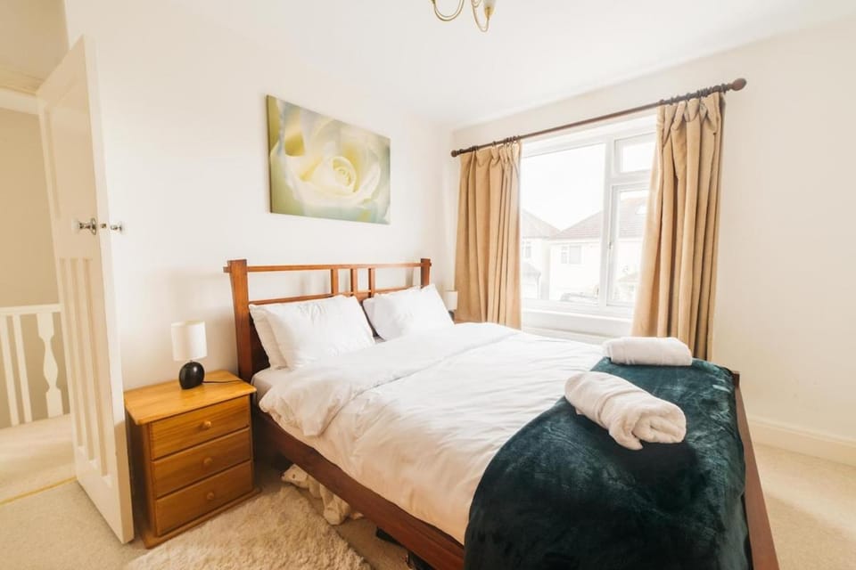 Chesterfield - Friendly Two-Bedroom Home with Leafy Garden & Parking House in Bristol