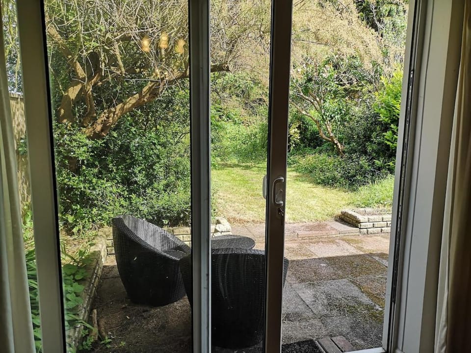 Chesterfield - Friendly Two-Bedroom Home with Leafy Garden & Parking House in Bristol