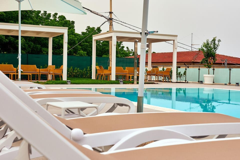 Swimming pool, sunbed